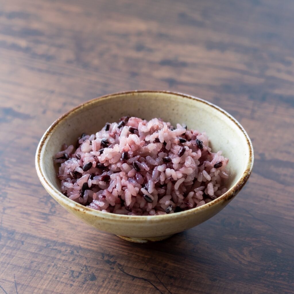 黒米入りの炊き立てご飯の料理写真。