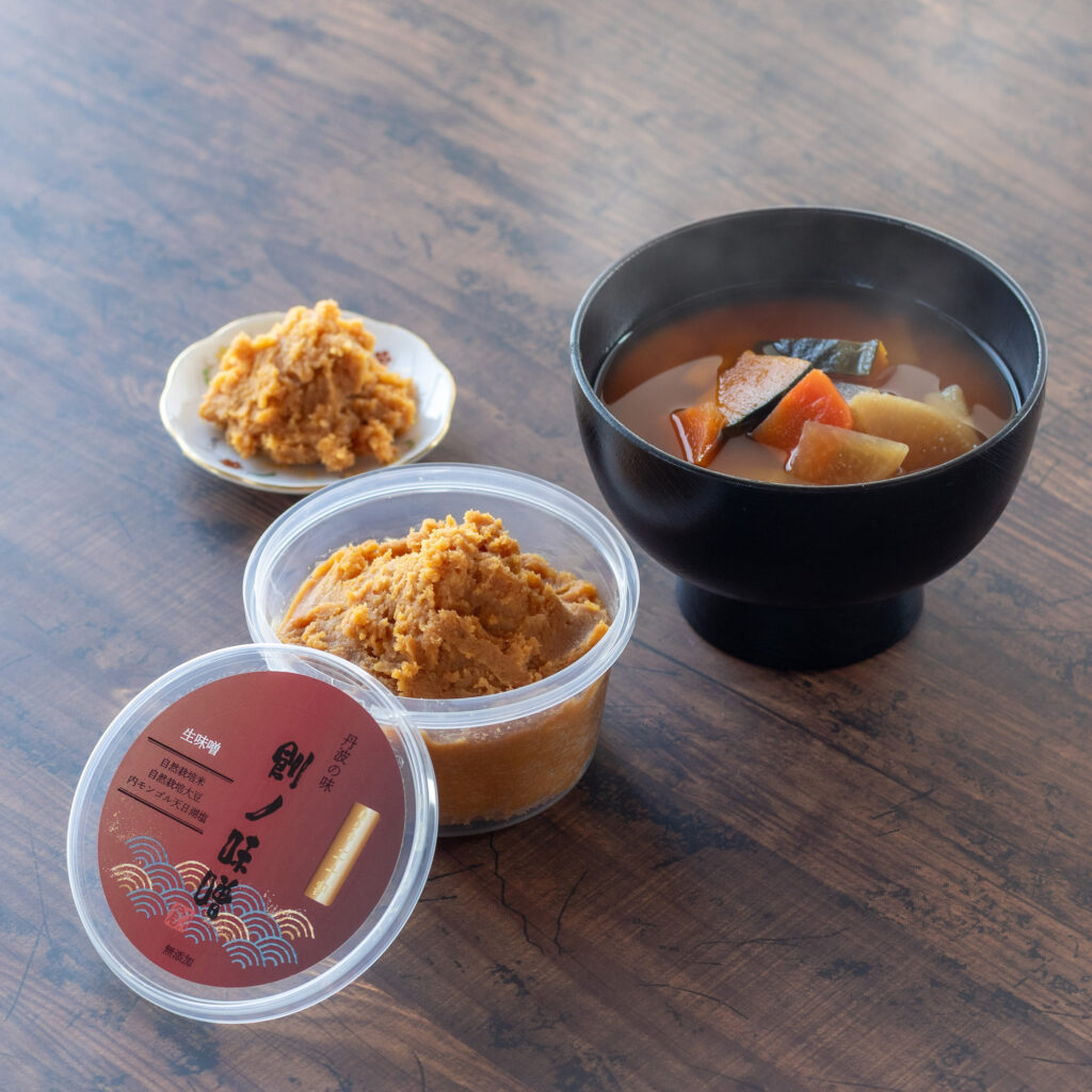 生味噌のパッケージと湯気の立つ生味噌を使った具沢山のお味噌汁のパッケージ写真